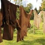 Wildlederkleidung trocknet an der Leine