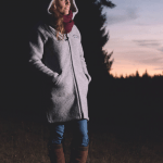 Klara trägt eine Mufflonjacke.