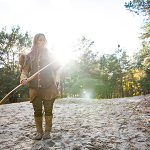 Klara-Marie Schulke mit einem Bogen aus dem Bogenbau und Atl Atl