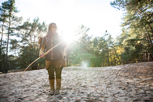 Klara-Marie Schulke mit einem Bogen aus dem Bogenbau und Atl Atl